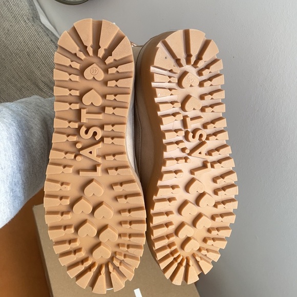 ***NWT*** LÄST Rocky Suede Boots - Picture 4 of 10